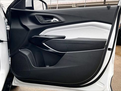 Used 2025 Chevrolet Trax LT w/ LT Convenience Package image 22