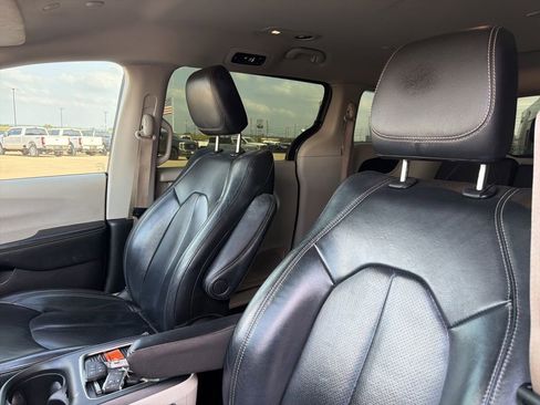 Used 2022 Chrysler Pacifica Touring-L FWD image 15