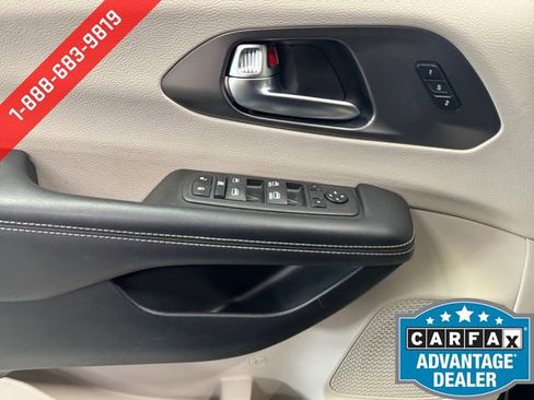 Used 2023 Chrysler Pacifica Touring-L FWD image 26