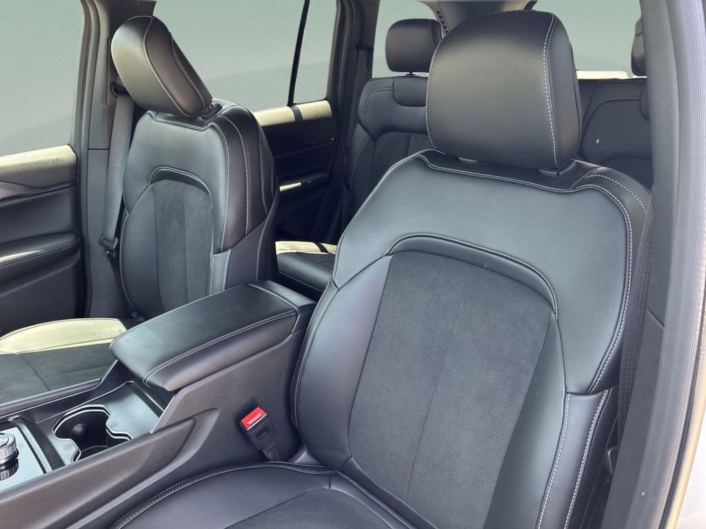 New 2025 Jeep Grand Cherokee Altitude RWD image 18