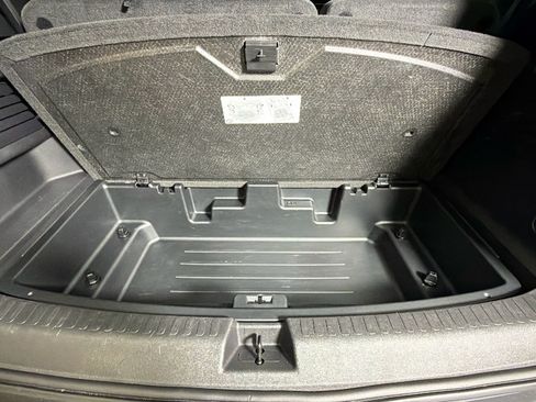 Certified 2025 Chevrolet Traverse LT w/ Driver Confidence Package FWD image 32
