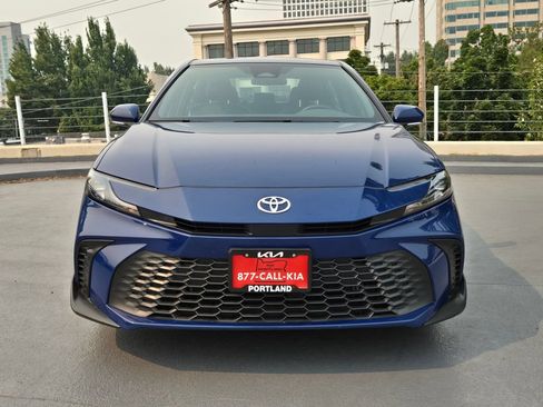 Used 2025 Toyota Camry SE FWD image 8