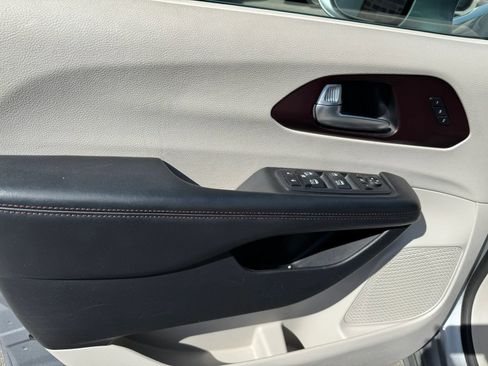 Used 2020 Chrysler Pacifica Limited FWD image 27