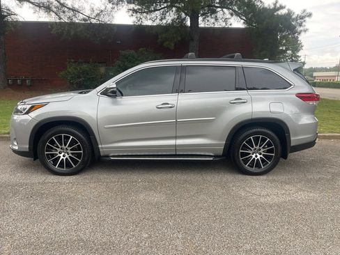 Used 2017 Toyota Highlander SE w/ Carpet Mat Package AWD/4WD image 2