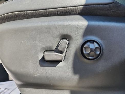 Used 2024 Chrysler Pacifica Touring-L image 30