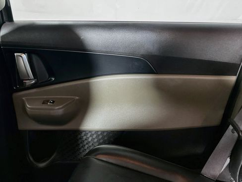 Used 2025 Kia Carnival FWD image 26