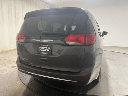 Used 2018 Chrysler Pacifica Touring-L FWD image 7