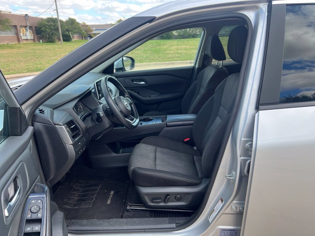 Used 2024 Nissan Rogue SV FWD image 6