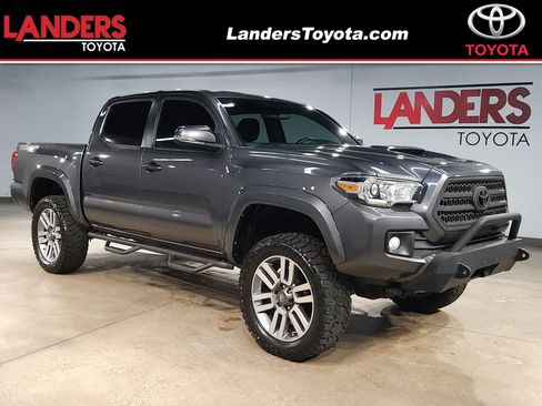 Used 2017 Toyota Tacoma TRD Sport w/ Tow Package (A/T) AWD/4WD image 1
