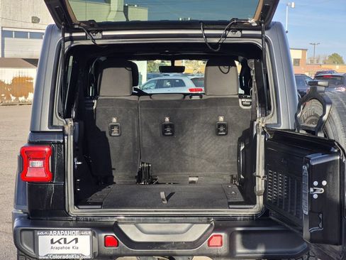Used 2018 Jeep Wrangler Unlimited Sahara AWD/4WD image 15