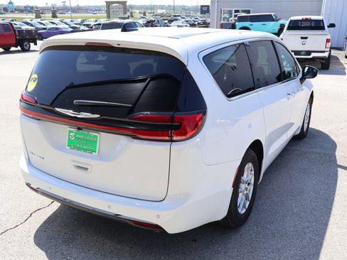 New 2026 Chrysler Pacifica Select FWD image 5