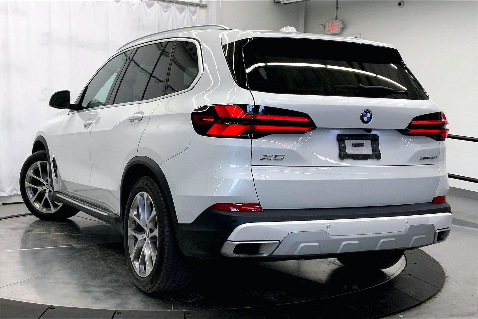 Used 2024 BMW X5 xDrive40i w/ Premium Package AWD/4WD image 3