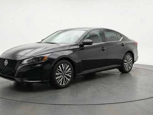 Used 2025 Nissan Altima 2.5 SV image 3