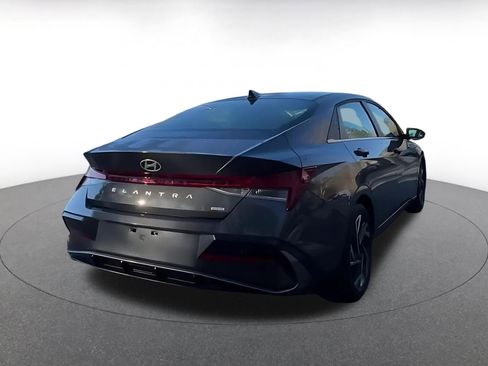 Used 2025 Hyundai Elantra Limited image 14