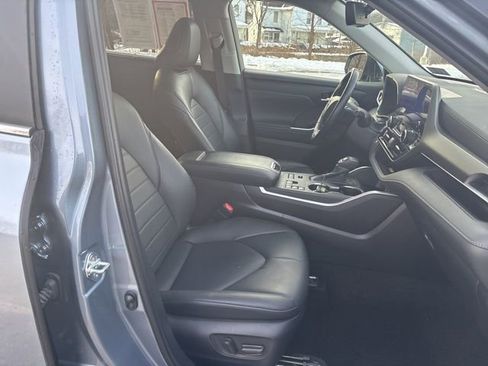Certified 2024 Toyota Highlander XLE image 12