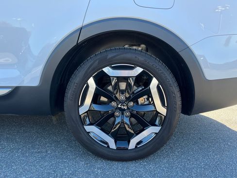 Used 2024 Kia Telluride EX w/ EX Captain's Chair Package image 10