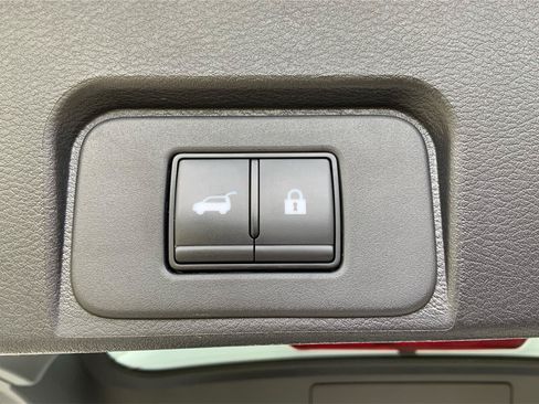Used 2025 Nissan Rogue SV AWD/4WD image 30