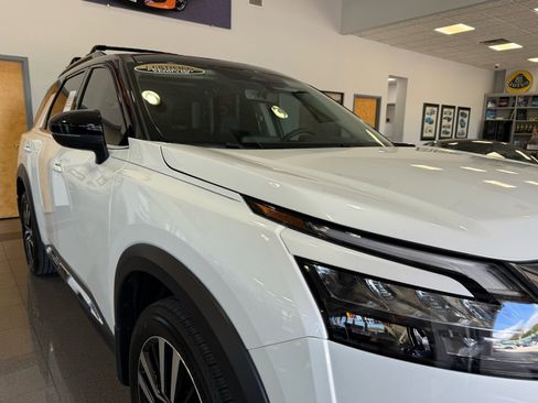 Used 2025 Nissan Pathfinder Platinum image 49