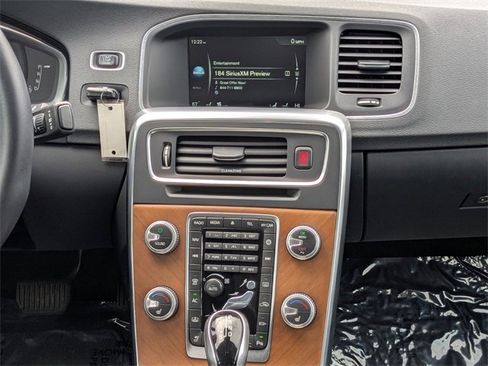 Used 2017 Volvo S60 T5 Inscription Platinum image 17