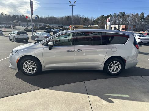 Used 2023 Chrysler Voyager LX image 5
