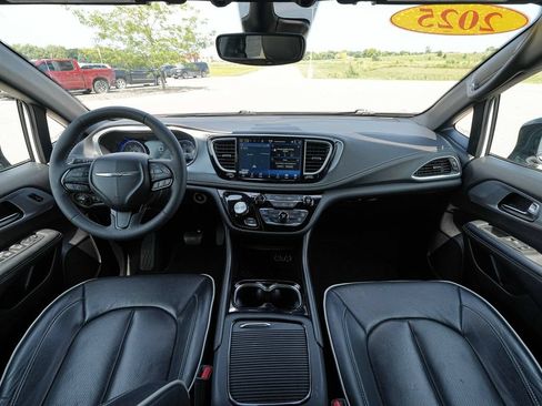 Used 2025 Chrysler Pacifica Limited FWD image 27
