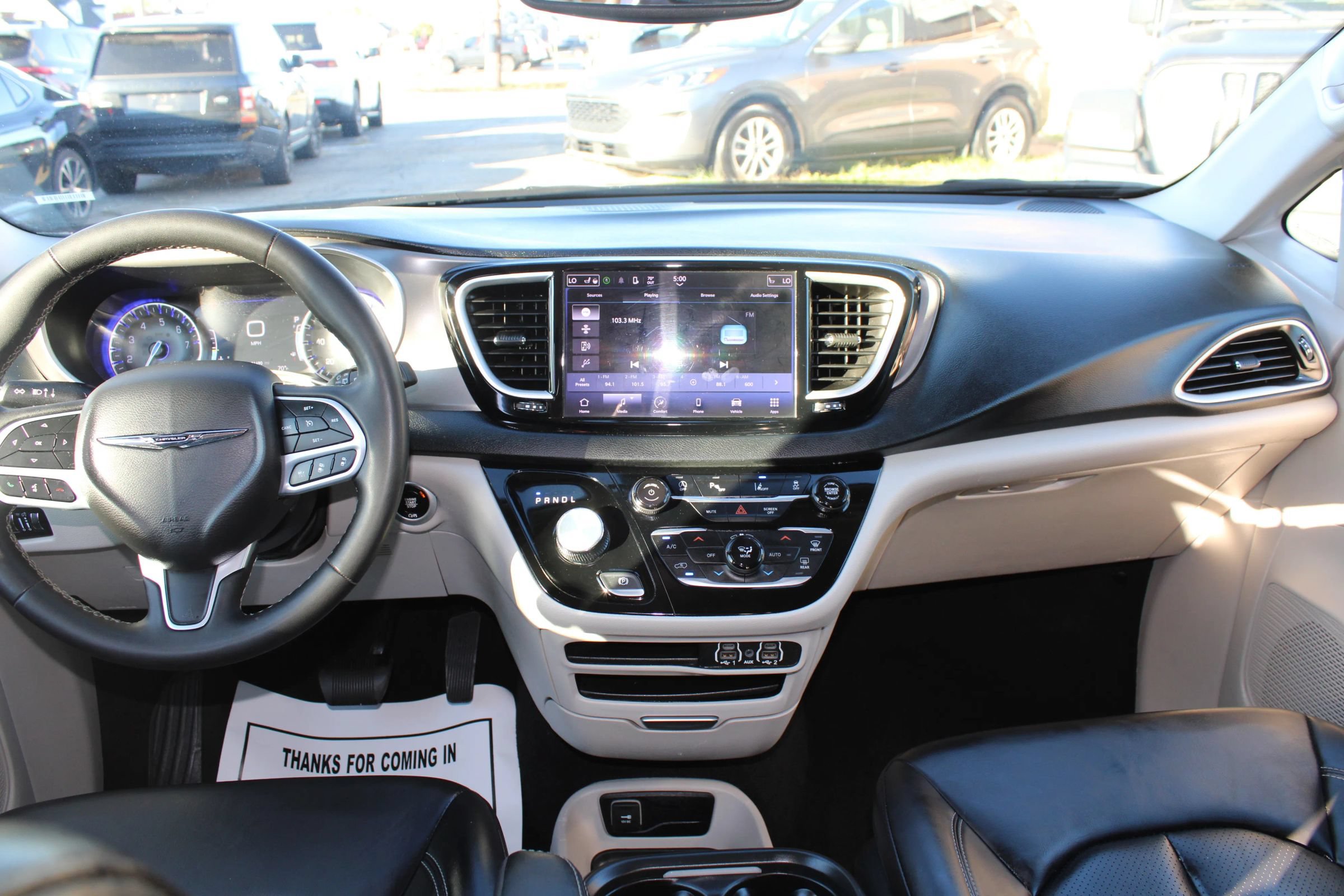 Used 2023 Chrysler Pacifica Touring-L FWD image 9