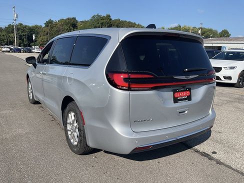 New 2026 Chrysler Pacifica Select image 7