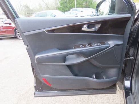 Used 2019 Kia Sorento LX image 17