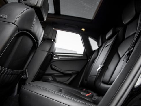 Certified 2024 Porsche Macan AWD/4WD image 35