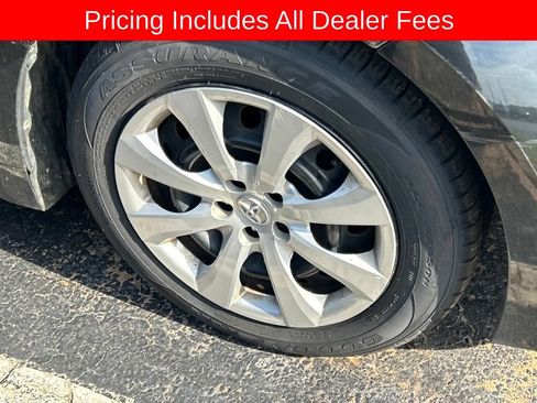 Used 2021 Toyota Corolla LE FWD image 2