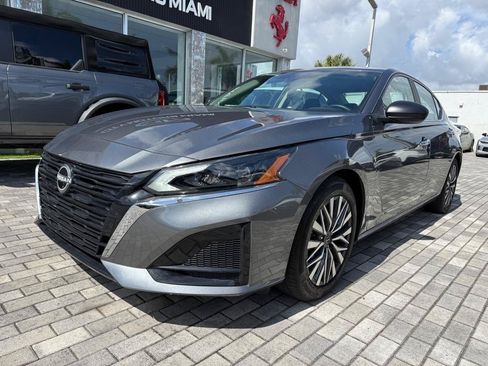 Used 2025 Nissan Altima 2.5 SV FWD image 3