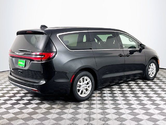 Used 2023 Chrysler Pacifica Touring FWD image 8