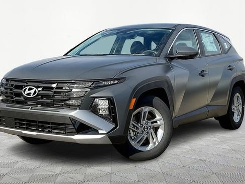 Used 2025 Hyundai Tucson SE image 2