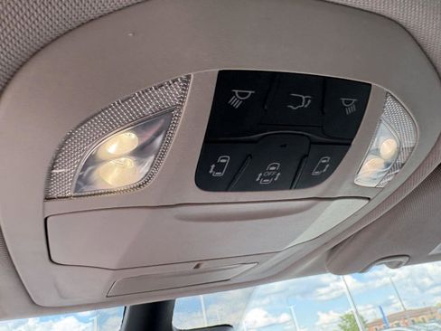 Used 2023 Chrysler Pacifica Touring-L FWD image 18