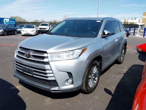 Used 2019 Toyota Highlander XLE image 1