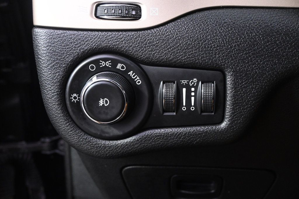 Used 2017 Jeep Cherokee Latitude w/ Cold Weather Group AWD/4WD image 24