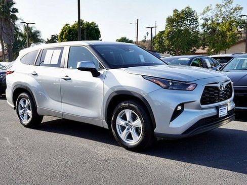 Used 2025 Toyota Highlander LE FWD image 6