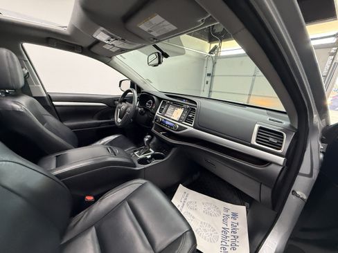 Used 2016 Toyota Highlander XLE AWD/4WD image 24