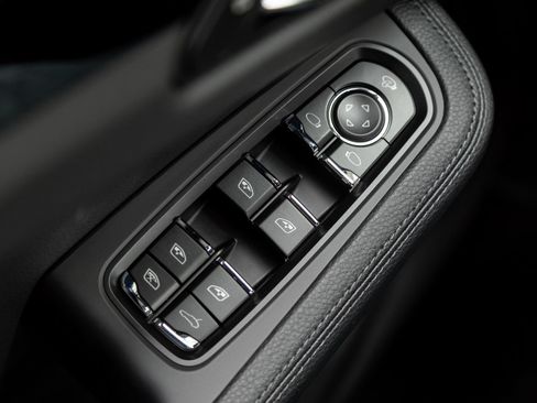 Certified 2026 Porsche Macan AWD/4WD image 19