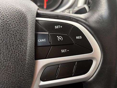 Used 2018 Jeep Cherokee Latitude Plus w/ Cold Weather Group AWD/4WD image 26