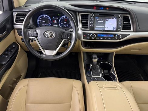 Used 2019 Toyota Highlander XLE AWD/4WD image 14