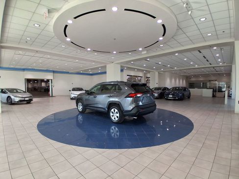 Used 2021 Toyota RAV4 LE image 5