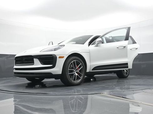Certified 2023 Porsche Macan S AWD/4WD image 29
