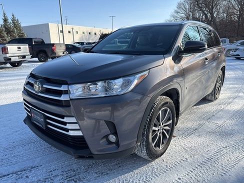 Used 2019 Toyota Highlander XLE image 3