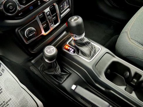 Used 2025 Jeep Wrangler Unlimited Sahara AWD/4WD image 15