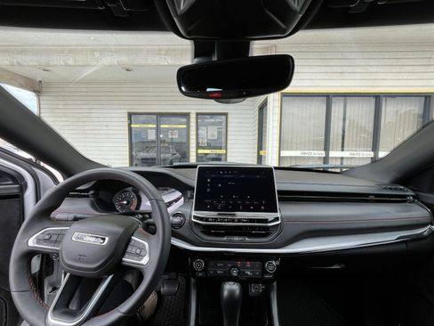 Used 2025 Jeep Compass Trailhawk image 33