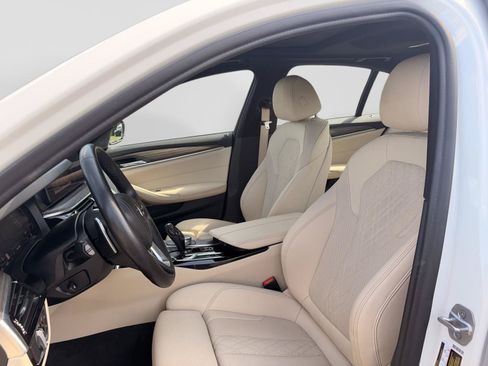 Used 2022 BMW 530i w/ Premium Package RWD image 10