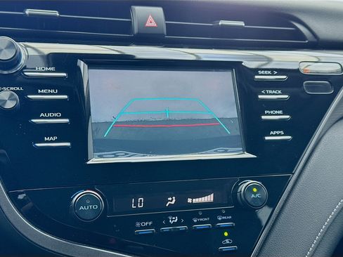 Used 2019 Toyota Camry SE w/ Carpet Mat Package FWD image 10