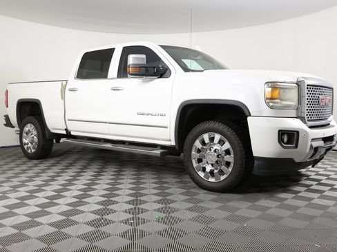 Used 2015 GMC Sierra 2500 Denali image 3