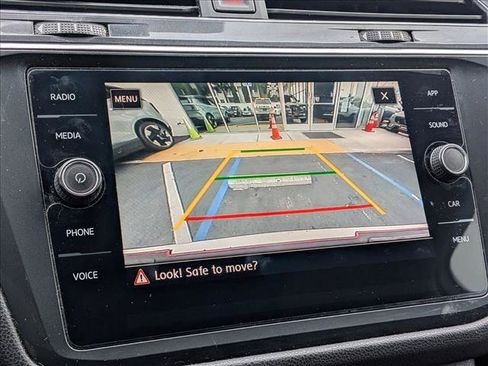 Used 2020 Volkswagen Tiguan SE image 17